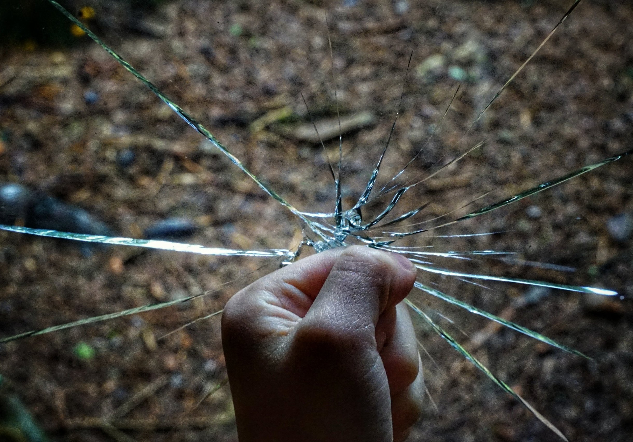 rozbité okno a päsť